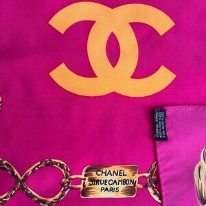 CHANEL 31 RUE CAMBON Magenta and Gold Scarf. Large gold-chained pattern.